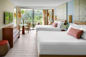 拿骚The Coral at Atlantis的酒店客房设有两张床和一个阳台。
