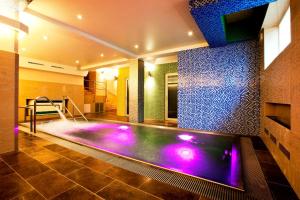 布拉格瑞兰克斯旅馆的紫色灯房内的室内游泳池