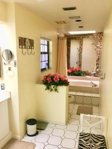 那不勒斯VILLA BELLY in Naples的带浴缸、卫生间和盥洗盆的浴室