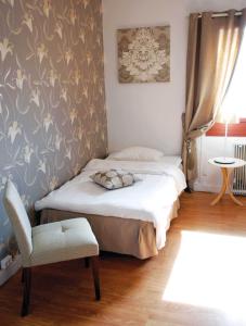 阿沃斯塔阿维斯塔城市酒店的一间小卧室,配有一张床和一把椅子