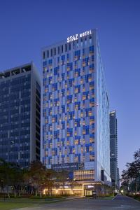 首尔MD HOTEL DOKSAN - Fomerly Staz Hotel Doksan的一座高大的建筑,上面有标志