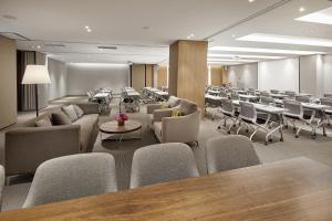 首尔MD HOTEL DOKSAN - Fomerly Staz Hotel Doksan的一间会议室,配有桌椅和桌面