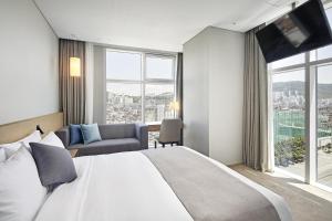 首尔MD HOTEL DOKSAN - Fomerly Staz Hotel Doksan的酒店客房设有一张床和一个大窗户