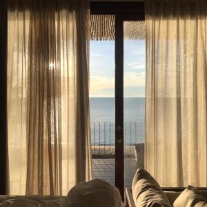 卡农Chula Beach Resort的一间卧室设有海景窗户