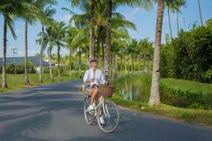 在珊夏亚度假村内部或周边骑自行车