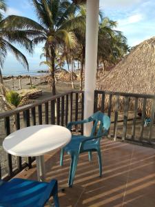 圣贝尔纳多德尔比恩托Tadù Playa Hotel的海滩甲板上的桌椅