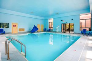 Sellersburg塞勒斯堡品质酒店及套房的一座拥有蓝色墙壁的大型游泳池