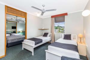 布里斯班Spring Hill Terraces的酒店客房,设有两张床和镜子