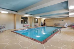 北小石城Comfort Inn & Suites North Little Rock McCain Mall的在酒店房间的一个大型游泳池