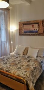 博尔塞纳La Casa di Alberto的卧室配有一张挂在墙上的床铺