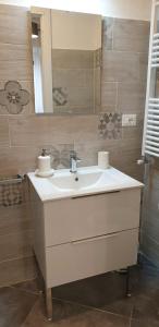 博尔塞纳La Casa di Alberto的浴室设有白色水槽和镜子