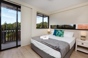 凯恩斯Global Backpackers Cairns的一间卧室设有一张床和一个大窗户