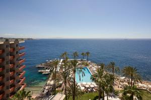 伊利塔斯Palace Bonanza Playa Resort & SPA by Olivia Hotels Collection的享有带游泳池和大海的度假胜地的景致