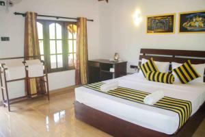 锡吉里亚Sigiriya Nature Resort的一间卧室配有一张床和一张书桌