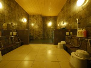 鱼津路线酒店 - 鱼津市的带淋浴和卫生间的浴室。