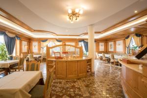 摩德纳迪-坎皮格里奥亚林培拉托雷小木屋酒店的餐厅设有1间带桌椅的用餐室
