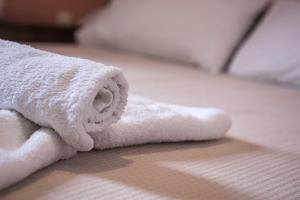 纳克索乔拉Depis Luxury Suites的床上的一大堆白色毛巾