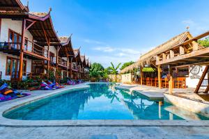 吉利特拉旺安Voodoo Gili的一座位于带建筑物的度假村内的游泳池