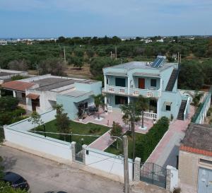 切萨雷奥港Villa Marzia的享有白色房子空中美景,设有庭院