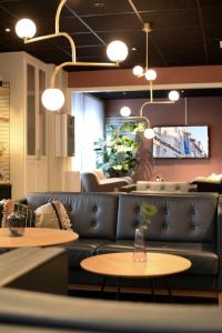 吕勒奥北极光康福德酒店的客厅配有沙发和2张桌子