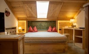 莫埃纳拉斯特原住酒店的一间卧室配有红色枕头的床