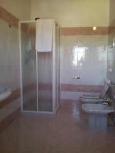 Ghedi阿尔伯格皮亚纳酒店的一间带两个卫生间和淋浴的浴室