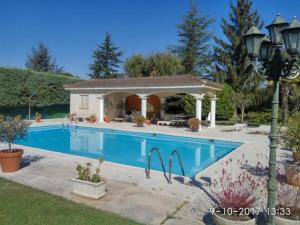 佩拉布若瓦El Campillo的房屋前的游泳池