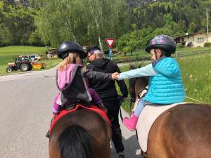 克拉姆萨赫Haflingerhof的骑在马背上的几个女孩