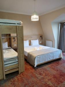 西格纳吉贝尔维尤精品酒店的一间卧室配有两张床和一张双层床。