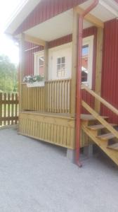 雷克桑德Dimgården的一个小房子,设有门廊和楼梯