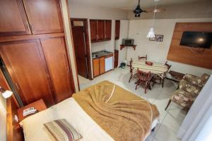格拉玛多Residencial Pousada Serrano的配有床和桌子的房间以及厨房
