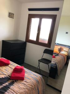 VallebonaIl mandarino的一间卧室配有两张床、镜子和椅子