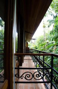 坎布里Estalagem Camburi的阳台,带栏杆的房屋