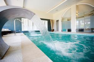 松霍里吉尔玛卡乐拉套房及Spa格如波酒店的一座建筑物内带喷泉的游泳池