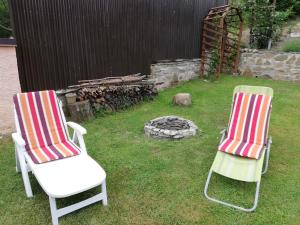 Korytné多米诺民宿的院子里有两把椅子和一个火坑