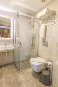 阿拉尼亚Comfort Suites的带淋浴、卫生间和盥洗盆的浴室