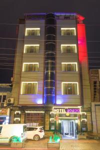 特拉布宗Bordo Hotel的酒店建筑有红蓝光