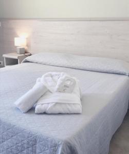 ElmasMansio Residence & Hotel的床上有两条白色毛巾