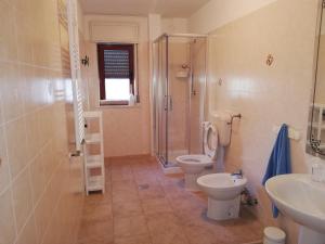 马萨夫拉A Casa di Carla e Lucia的带淋浴、卫生间和盥洗盆的浴室
