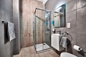 斯利马Cozy Rooms Hotel的带淋浴和盥洗盆的浴室
