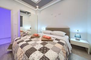 克尔克Luxury VALL Apartment的一间卧室配有一张大床和枕头
