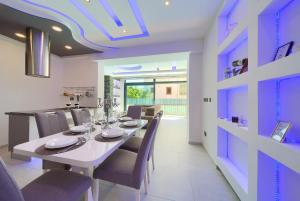 克尔克Luxury VALL Apartment的一间配备有白色桌椅的用餐室