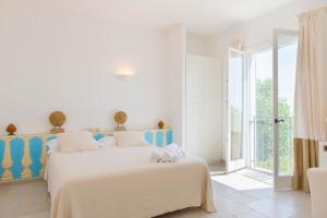 奥托纳B&B Casale Savini的白色和蓝色的卧室设有床和窗户
