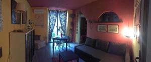 雷焦卡拉布里亚B&B degli Ottimati的客厅配有沙发和桌子