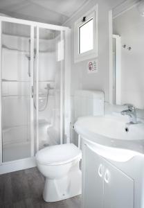 博格利斯科Camping Genova Est的白色的浴室设有卫生间和水槽。