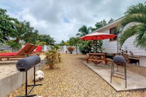 霍普金斯Cabañas @ Latitude Adjustment的一个带桌子和红色遮阳伞的庭院
