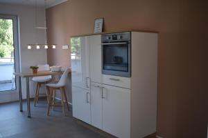 BohmteTOP Ferien Apartment Bohmte的厨房配有带微波炉的白色冰箱