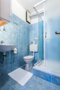 扎达尔Kelava Rooms的浴室配有卫生间、盥洗盆和淋浴。