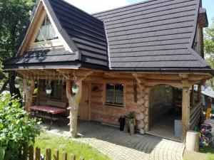 希切玛尔Domek Góralski W Ogrodzie的小木屋,设有 ⁇ 篷