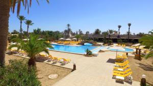 Dar El Manara Djerba Hotel & Aparts内部或周边的泳池